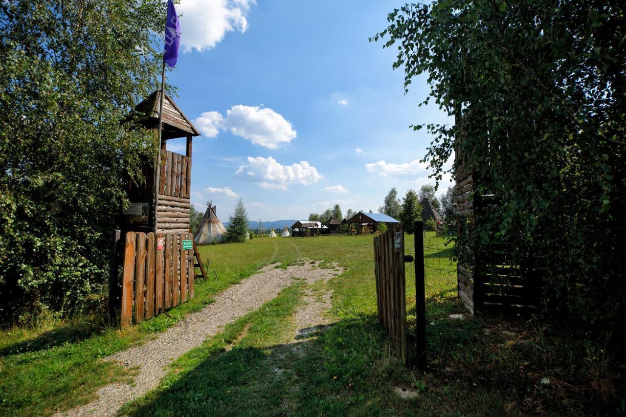 Hotel Fort Wapiti Zalasowa Esterno foto