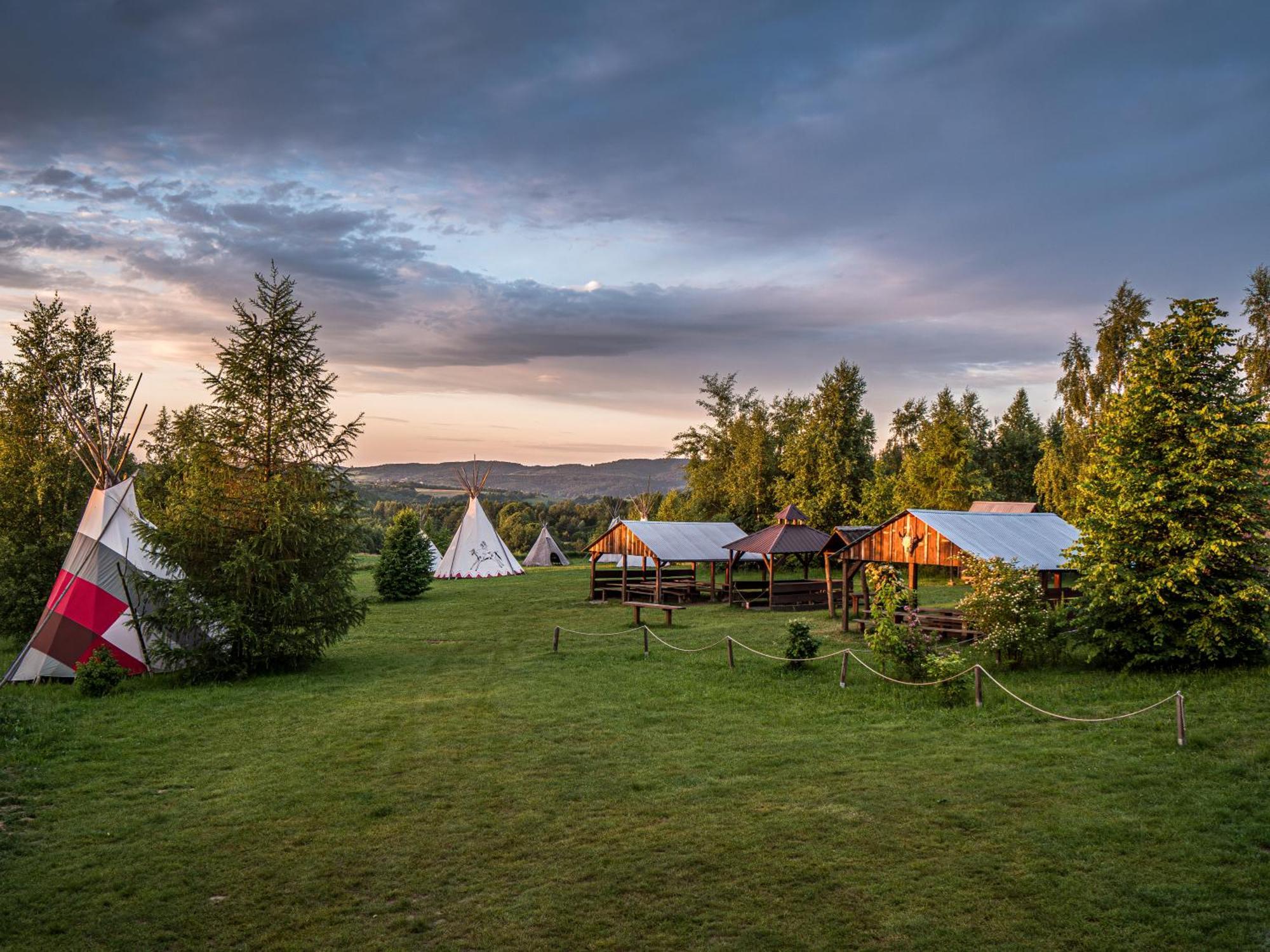 Hotel Fort Wapiti Zalasowa Esterno foto